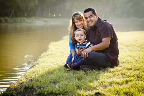 Happy Mixed Race Ethnic Family Poser pour un portrait — Photo