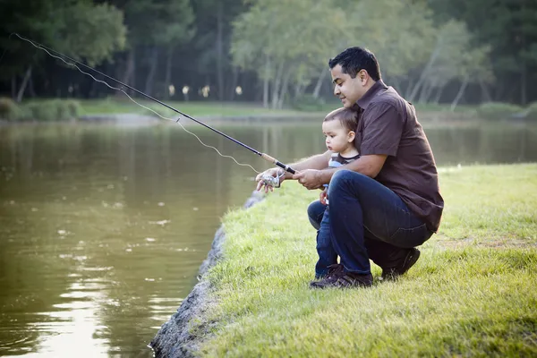Glada unga etniska far och son fiske — Stockfoto