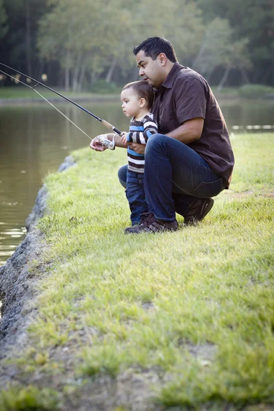 Счастливые молодые отец и сын рыбачат — стоковое фото