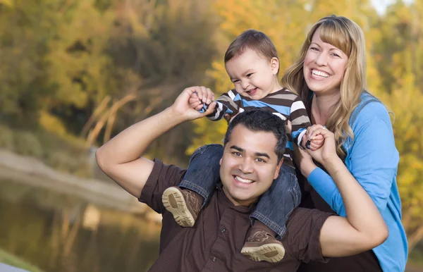 Šťastný smíšené rasy etnické rodina pózuje pro portrét — Stock fotografie