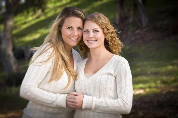 Mooie moeder en dochter portret in park — Stockfoto