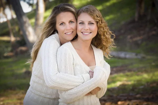 Mooie moeder en dochter portret in park — Stockfoto