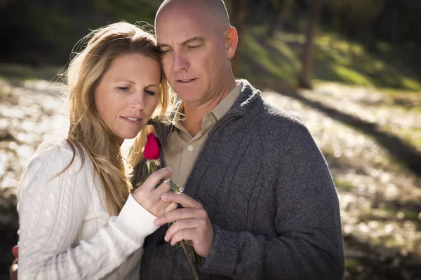 Attrayant jeune couple avec rose — Photo
