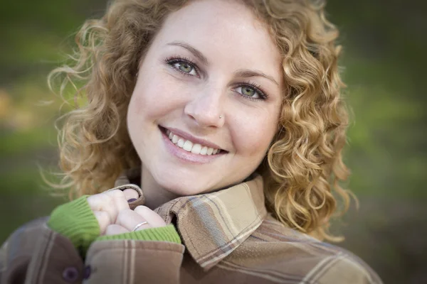 Ganska ung leende kvinna porträtt — Stockfoto