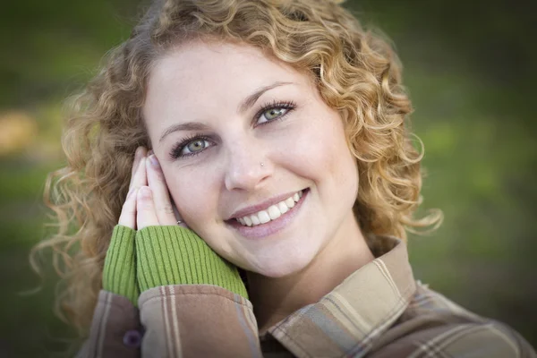 Ganska ung leende kvinna porträtt — Stockfoto