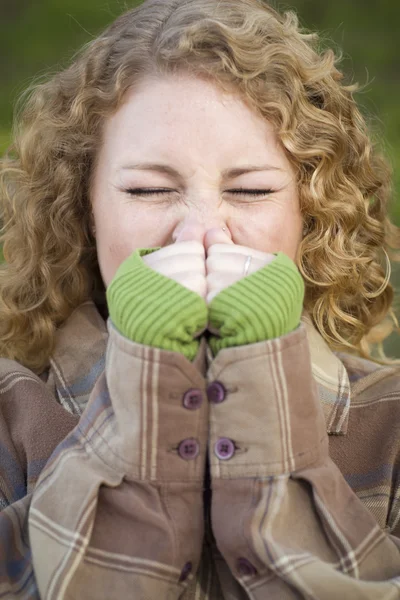 Mujer bastante joven estornudando — Foto de Stock