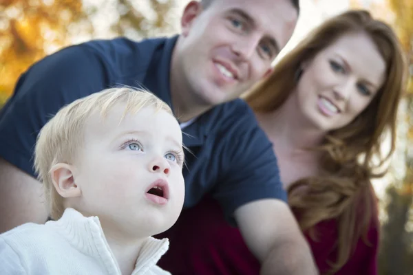 Cute Child Looks Up to Sky as Young Parents Smile — Stock Photo, Image