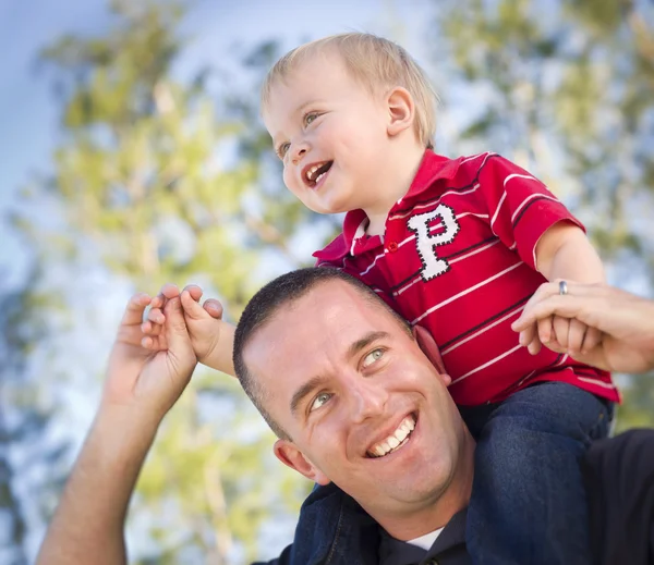 Mladí smějící se otcem a dítětem prasátko zpět — Stock fotografie