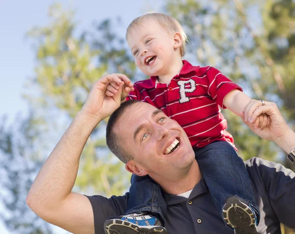 Junger lachender Vater und Kind huckepack zurück — Stockfoto