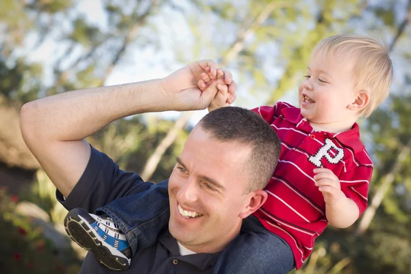 Junger lachender Vater und Kind huckepack zurück — Stockfoto
