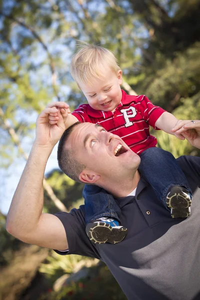 Jonge lachen vader en kind piggy back — Stockfoto
