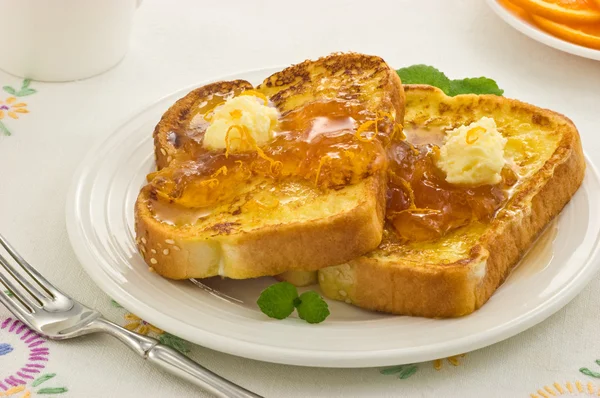 Yumurtalı ekmek ile marmelat — Stok fotoğraf