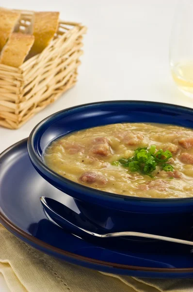 Суп из ветчины и чечевицы — стоковое фото