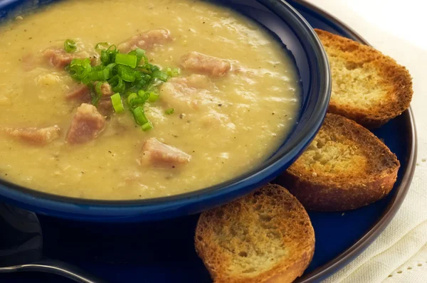 Суп из ветчины и чечевицы — стоковое фото
