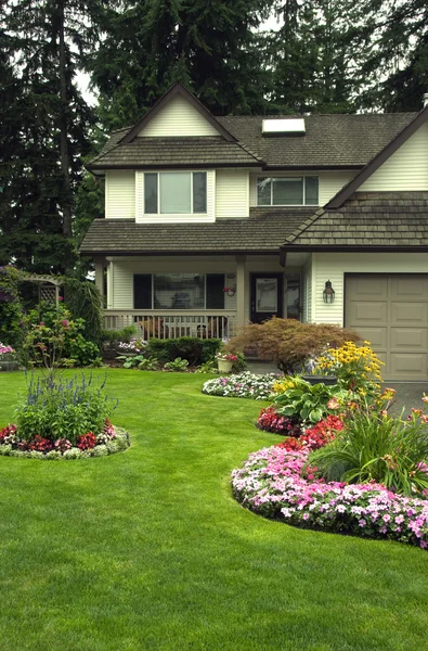 Manicured Home and Yard — Stock Photo, Image