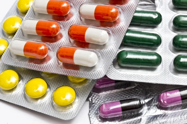 Kolorowe kapsułki i tabletki — Zdjęcie stockowe
