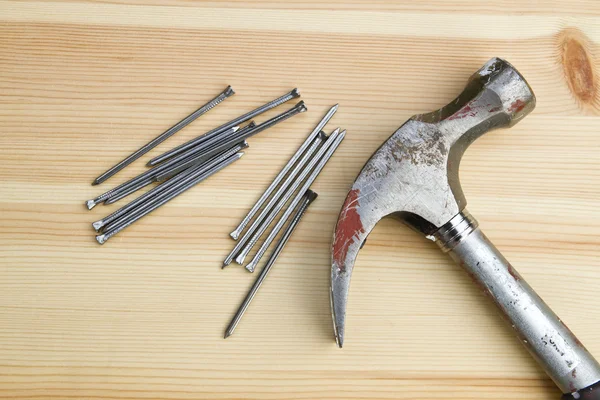 旧铁锤和钉子 — 图库照片
