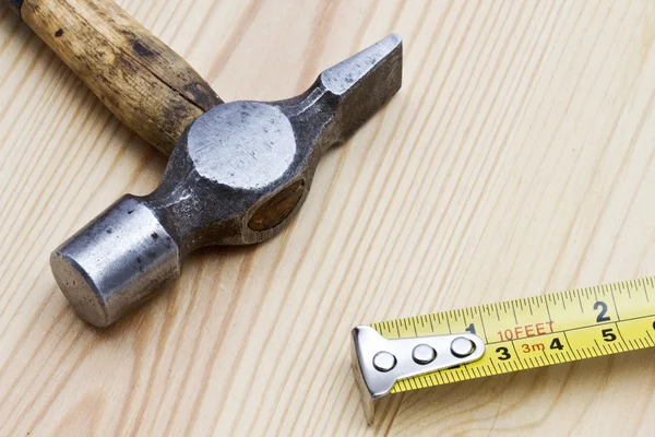 Old hammer and tape measure — Stock Photo, Image