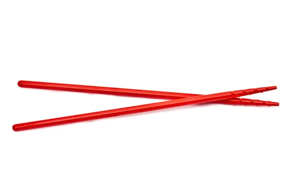 Красные палочки для еды на белом фоне — стоковое фото