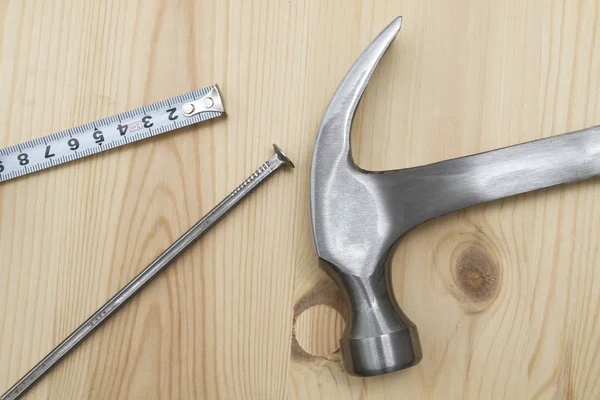 Oude hamer, lintmeter en nagel — Stockfoto