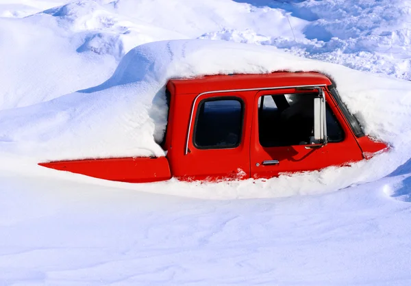 Важка зимова снігова вантажівка вкрита — стокове фото