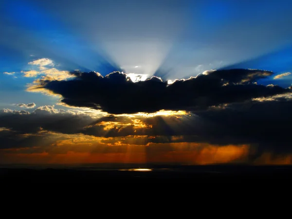 Zonsondergang en stralen van licht — Stockfoto