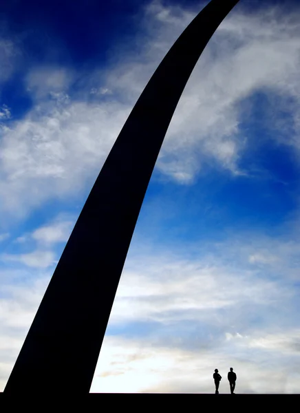 Silhouetted under St. Louis Arch — Stock Photo, Image