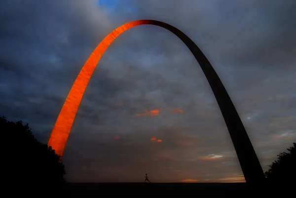 Laufen unter dem St. Louis Bogen bei Sonnenuntergang — Stockfoto