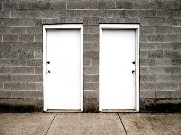 Duas portas representando escolhas — Fotografia de Stock