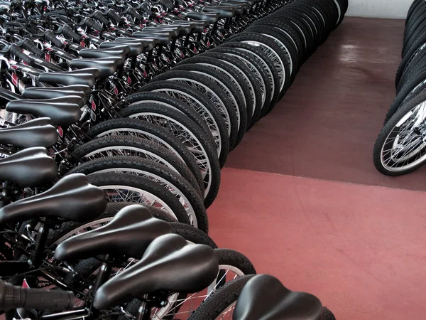 Novas bicicletas em uma fileira — Fotografia de Stock