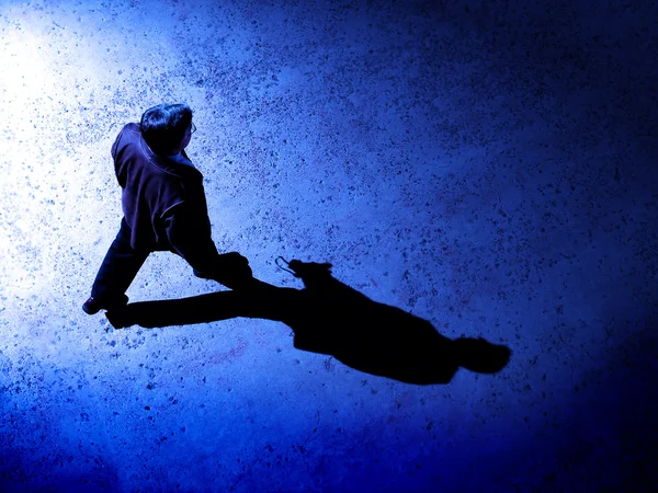 Mann nachts allein auf der Straße — Stockfoto