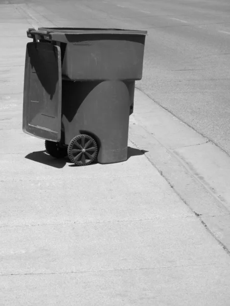 Sokakta çöp kutusu — Stok fotoğraf
