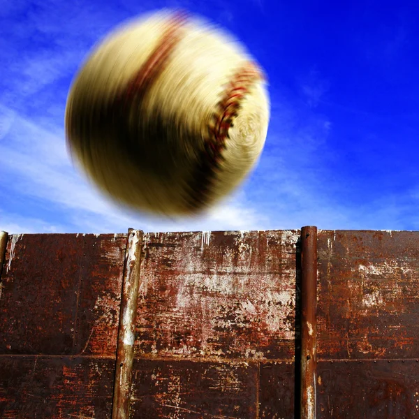 Baseball in der Luft — Stockfoto