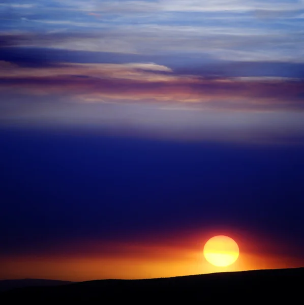 Закат солнца с облаками — стоковое фото