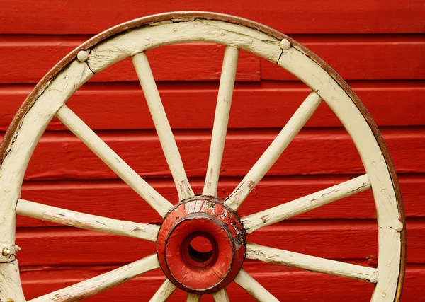 货车车轮的红墙 — 图库照片