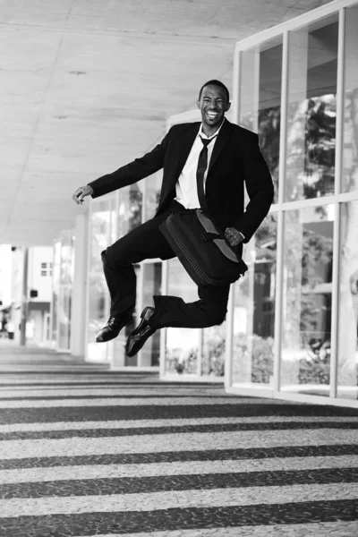 Jovem empresário feliz clicando em seus saltos — Fotografia de Stock