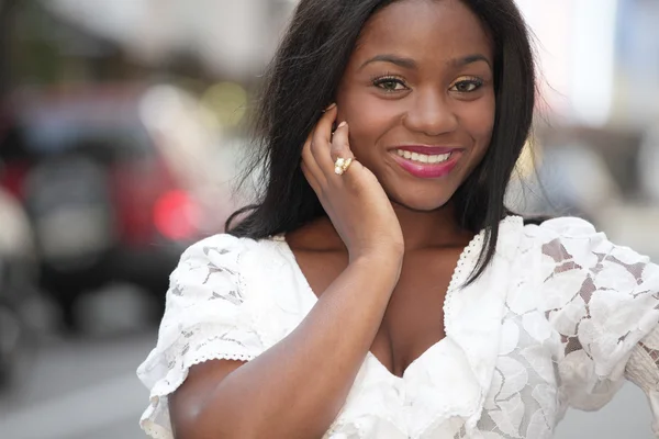 Афро-американських молода жінка посміхається — стокове фото