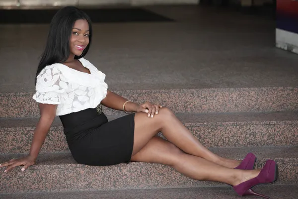 Modische junge schwarze Frau sitzt auf den Stufen — Stockfoto