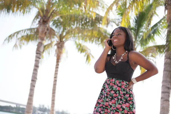 Frau in Miami spricht auf einem Handy — Stockfoto