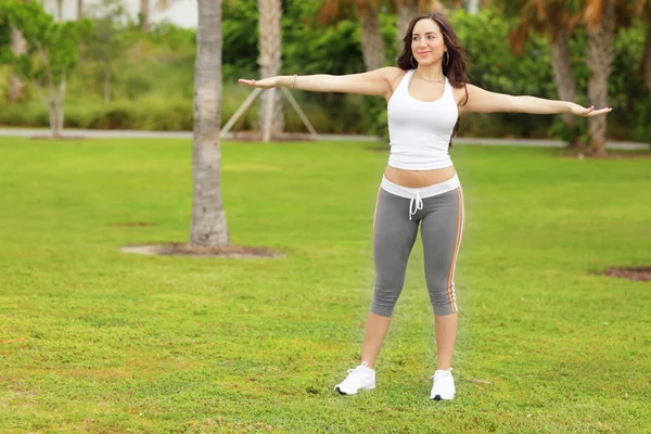 Kobieta ćwicząca w parku — Zdjęcie stockowe