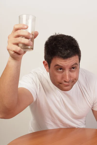 Alkoholik drží sklenici — Stock fotografie