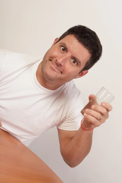 Uomo in possesso di un bicchiere d'acqua — Foto Stock