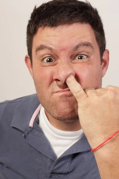 Człowiek dłubiący w nosie — Zdjęcie stockowe