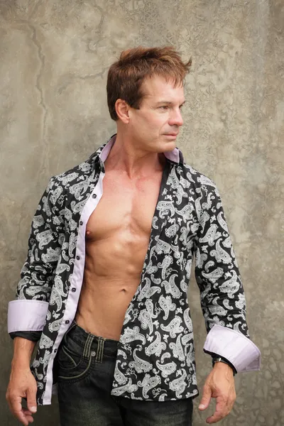 Homem elegante com camisa desabotoada — Fotografia de Stock