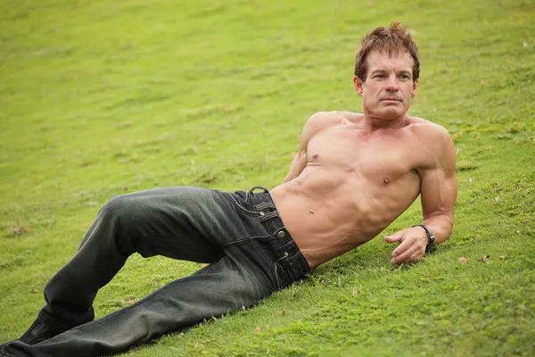 Homme torse nu sur l'herbe — Photo
