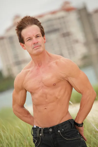 Bodybuilder posing outdoors — Stock Photo, Image