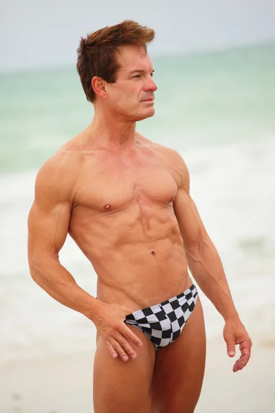 Bodybuilder på stranden — Stockfoto