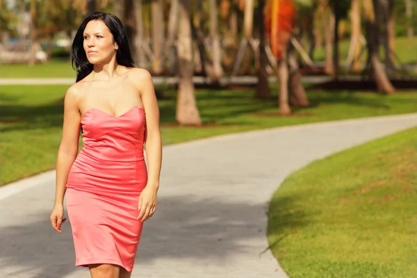 Frau im Kleid geht im Park spazieren — Stockfoto