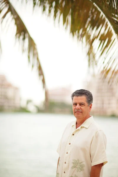 Bilden av en man i en tropisk miljö — Stockfoto