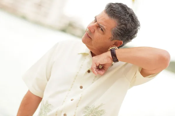 그의 시계를 경청 하는 남자 — 스톡 사진